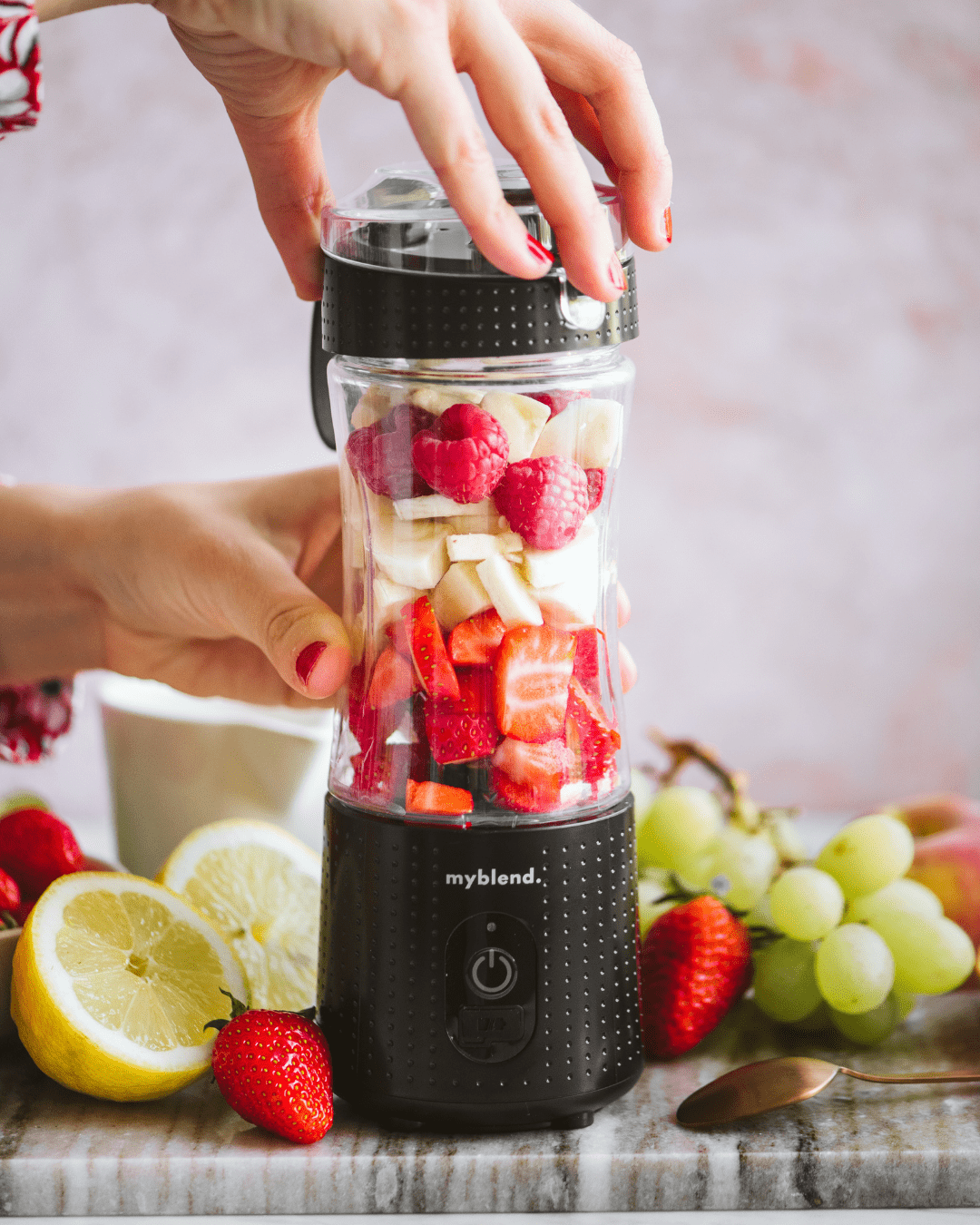 Se Myblend GO - Black ✔ Stort utbud av Myblend - Världens Kraftfullaste Portabla Mixer ✔ Snabb leverans: 1 - 2 vardagar och billig frakt - Artikelnummer: MYB-40105921183895 och streckkod / Ean: 7350149580004 i lager - Rea på Blender Spara upp till 51% - Över 785 välkända varumärken på rea