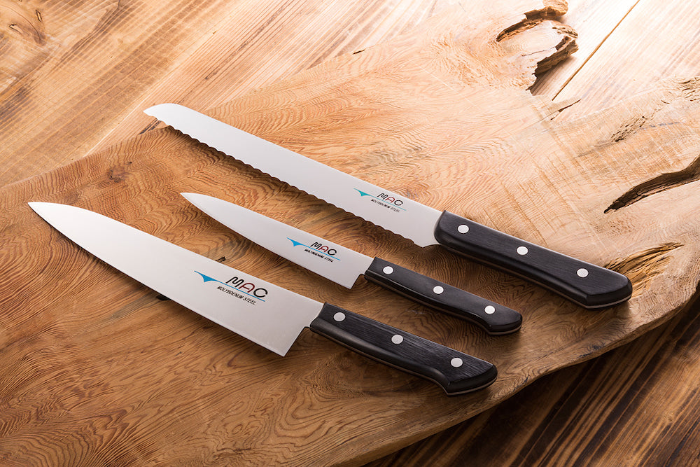 Se MAC Chef Knivset m. 3 knivar (Kockkniv, Universalkniv og Brödkniv) ✔ Stort utbud av MAC Knive ✔ Snabb leverans: 1 - 2 vardagar och billig frakt - Artikelnummer: SVS-1179 och streckkod / Ean: i lager - Rea på KÖKSKNIVAR & TILLBEHÖR > Knivset Spara upp till 51% - Över 785 välkända varumärken på rea