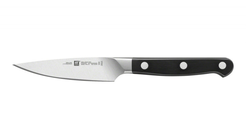 Se Zwilling Pro Gröntsakskniv (10 cm) ✔ Stort utbud av Zwilling Knive ✔ Snabb leverans: 1 - 2 vardagar och billig frakt - Artikelnummer: SVS-1234 och streckkod / Ean: 4009839257094 i lager - Rea på KÖKSKNIVAR & TILLBEHÖR > Örtkniv Spara upp till 51% - Över 785 välkända varumärken på rea
